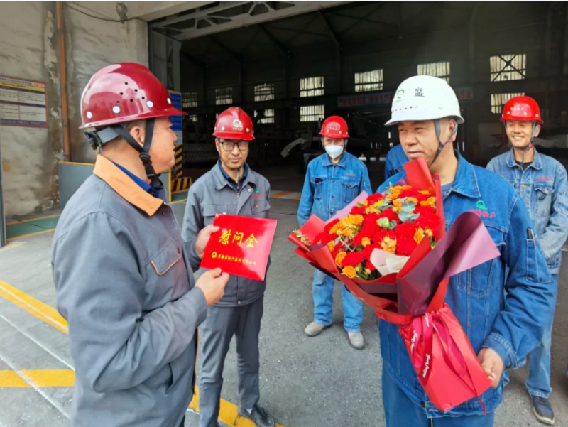 集团领导“五一”节前看望慰问新晋行业劳模
